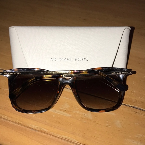 Michael Kors sunglasses & case never worn - Picture 3 of 3